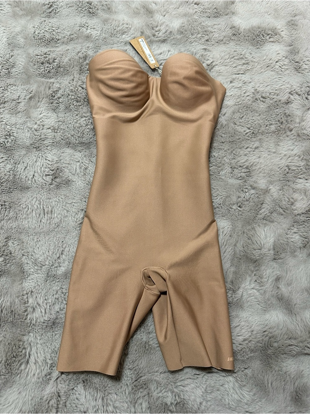 NWT SKIMS BODY MOLDED MID THIGH BODYSUIT Size Small Sienna